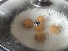 锅里加入少量的水，烧热将包好的丸子放入蒸熟