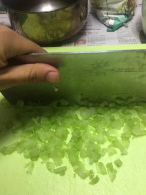 将芹菜洗干净，切成小末