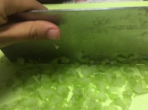 将芹菜洗干净，切成小末