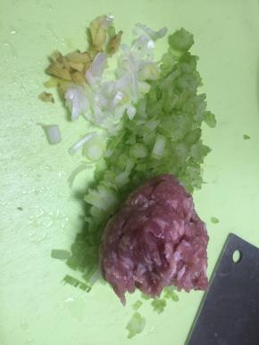 五花肉，切成小丁，加入葱姜