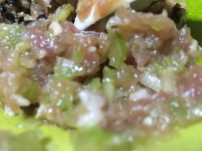 锅里加入少量油，烧热，浇在肉糜上，加入少量盐、鲜酱油、拌匀