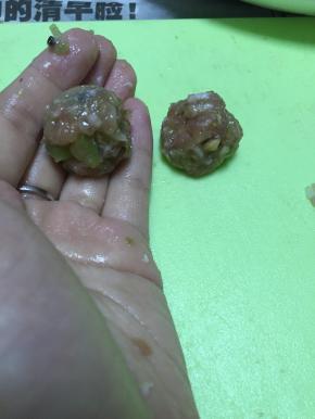 用手捏成丸子