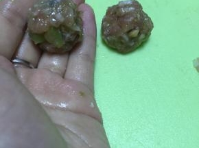 用手捏成丸子