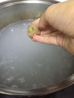 在锅子里加入水，烧开，加入肉丸子
