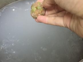 在锅子里加入水，烧开，加入肉丸子