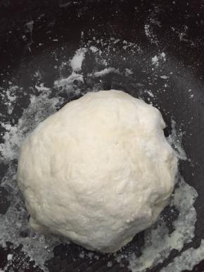 取出面粉，加入水，和面，将面用湿布覆盖醒面15分钟。