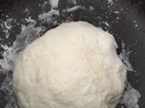 取出面粉，加入水，和面，将面用湿布覆盖醒面15分钟。