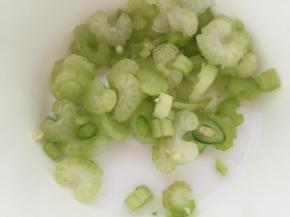 将芹菜切成薄片。
