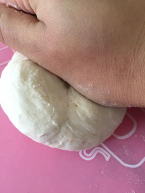 拿出面团，再次揉匀，表面光滑。