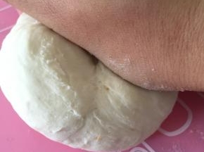 拿出面团，再次揉匀，表面光滑。