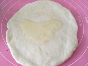 将面团擀开，加上少量盐和橄榄油，盐作为调味，橄榄油可使薄饼更加酥脆。