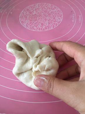 将油和盐抹匀，加上芹菜，重新包住。