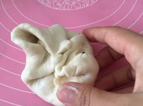 将油和盐抹匀，加上芹菜，重新包住。