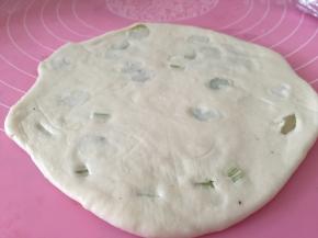 将面团再次擀开。