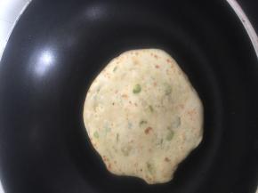 平底锅里加入少量的食用油，烧热将并放入锅中，两边上色