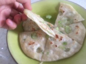 约5分钟后，饼可以出锅，可看出内部分层，口感酥脆，切片可食用