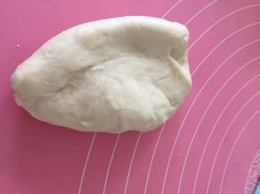 取出面粉，加入水，和面，将面用湿布覆盖醒面15分钟