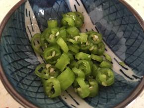 将青椒切成细丁