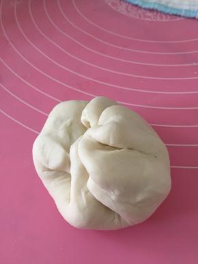 将包有青椒的面团重新包住。