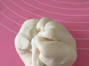 将包有青椒的面团重新包住。