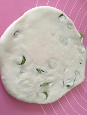 将面团再次擀开。