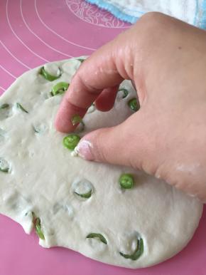 将多出来的青椒用手指按在面饼的表面，作为装饰，也可使得口味更加浓香。