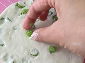 将多出来的青椒用手指按在面饼的表面，作为装饰，也可使得口味更加浓香。