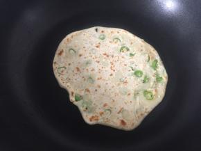 平底锅里加入少量的食用油，烧热将并放入锅中，两边上色，摊熟