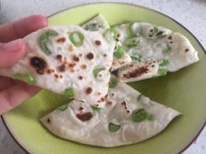 约5分钟后，饼可以出锅，可看出内部分层，口感酥脆，切片可食用