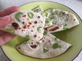约5分钟后，饼可以出锅，可看出内部分层，口感酥脆，切片可食用