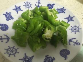 把青椒洗干净，切成块状
