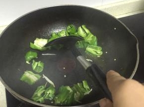 锅里倒入橄榄油，加热，倒入葱姜蒜爆香，加入青椒翻炒2分钟