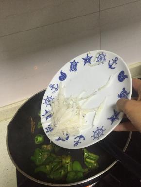 倒入银鱼，翻炒1-2分钟