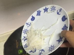 倒入银鱼，翻炒1-2分钟