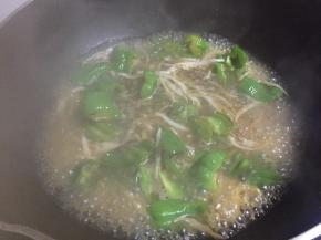 加入水煮3-5分钟，汤汁有香味，依次加入适量鲜酱油、料酒、搅拌均匀