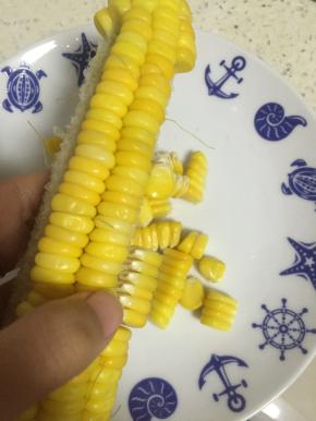 .取一个玉米，洗干净，去皮，放在笼屉上蒸熟