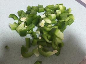 把甜椒洗干净，切丁