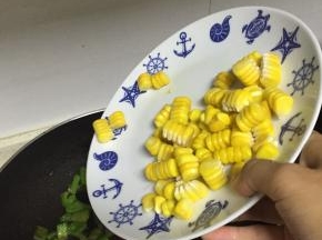 大约3分钟后，待青椒变软，加入熟玉米粒
