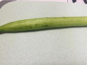 将黄瓜洗干净，去皮