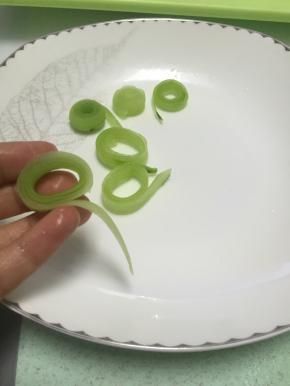 把黄瓜条卷成小卷
