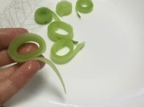 把黄瓜条卷成小卷