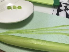 用刀或者刨子将黄瓜切条