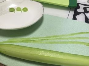 用刀或者刨子将黄瓜切条
