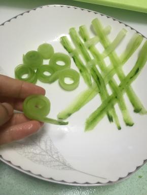 再取一些黄瓜条穿插在盘中