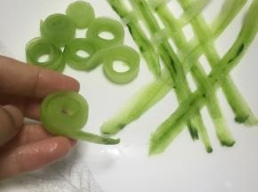再取一些黄瓜条穿插在盘中