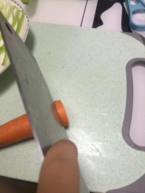 取胡萝卜，切成小丁，放在黄瓜卷中