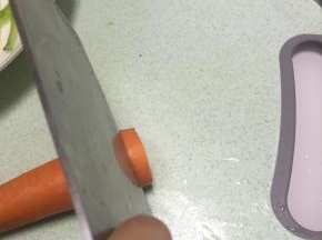 取胡萝卜，切成小丁，放在黄瓜卷中
