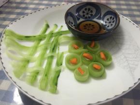 用鲜酱油、醋、少许糖和盐，调成酱汁，沾着吃