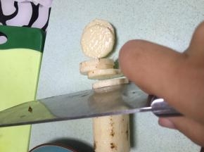 将山药切成厚片