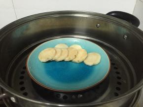 在蒸锅里加入少量的水，蒸5分钟左右